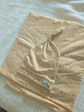 Copper Pearl Soft Yellow Smiley Knot Baby Hat And Swaddle Set